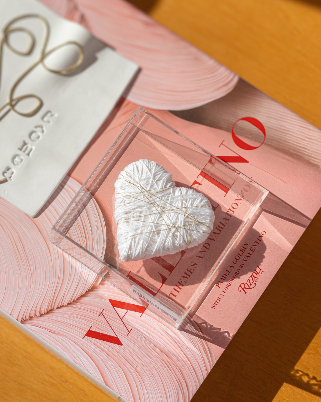 Caixa Acrílico Coração Fios de Cobre Branco -  P