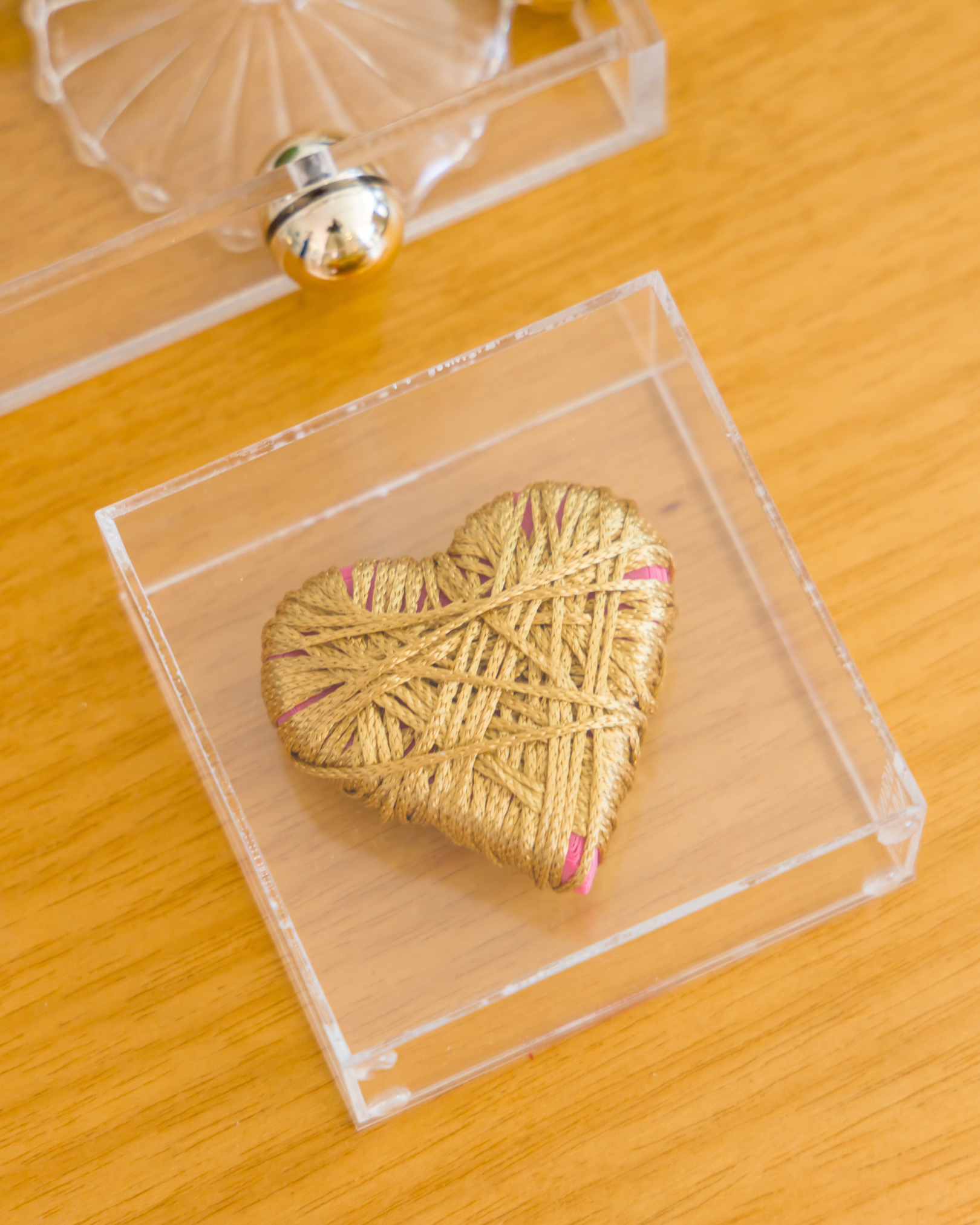 Caixa Acrílico Coração Fios de Cobre Rosa e  Dourado P