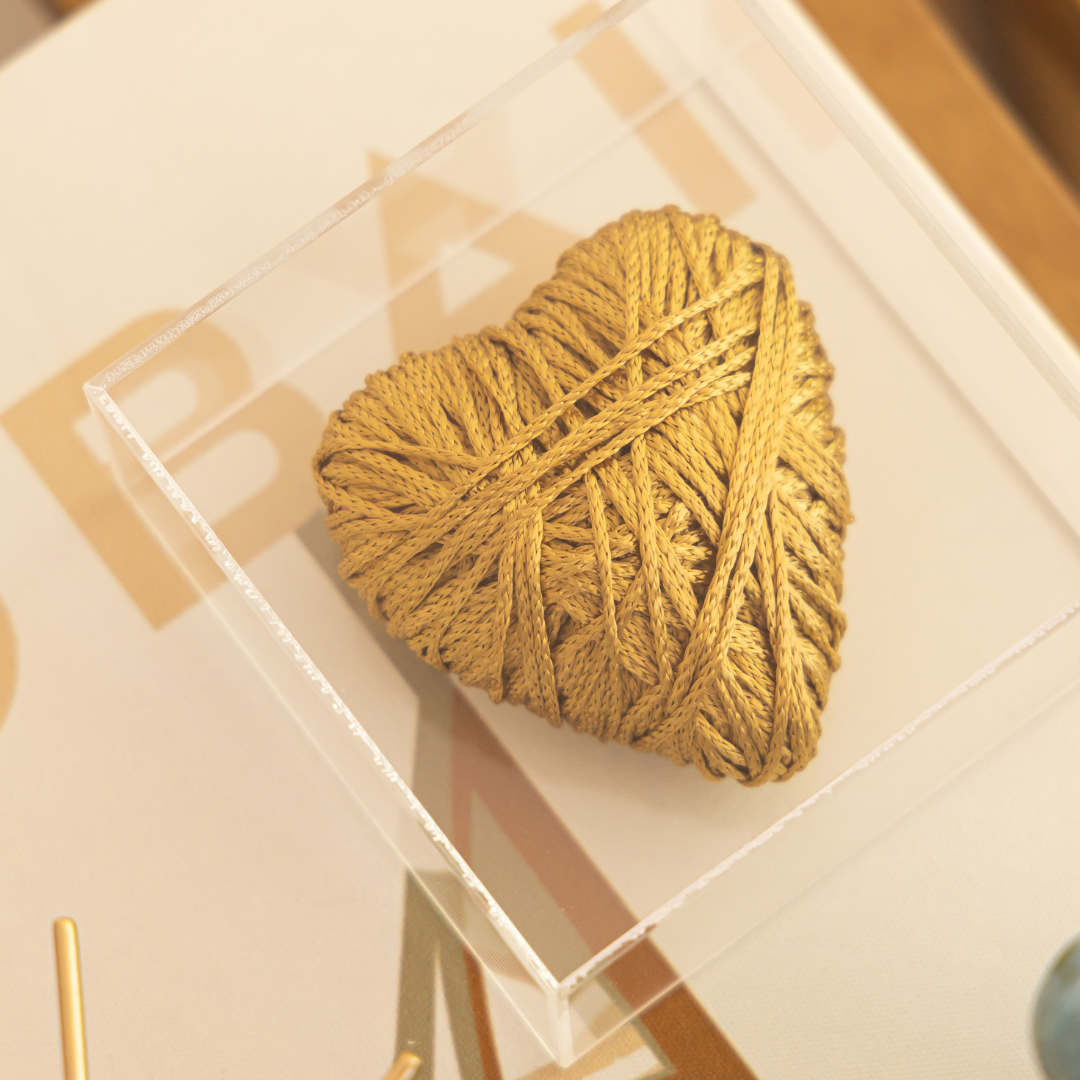 Caixa Acrílico Coração Fios de Cobre Dourado P