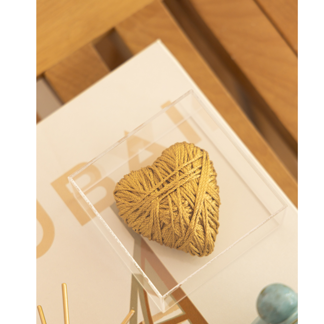 Caixa Acrílico Coração Fios de Cobre Dourado P