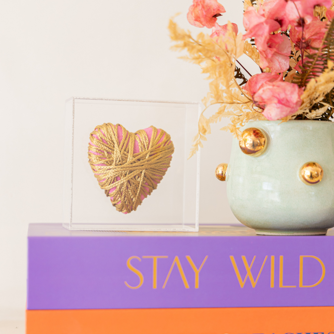 Caixa Acrílico Coração Fios de Cobre Rosa e  Dourado P