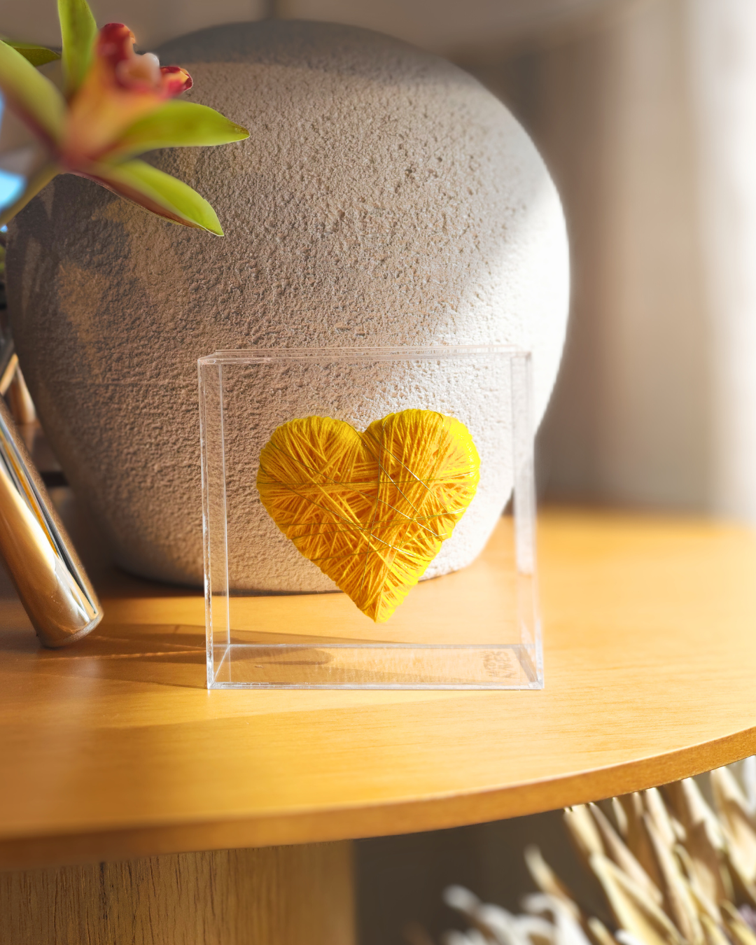 Caixa Acrílico Coração Fios de Cobre Amarelo -  P