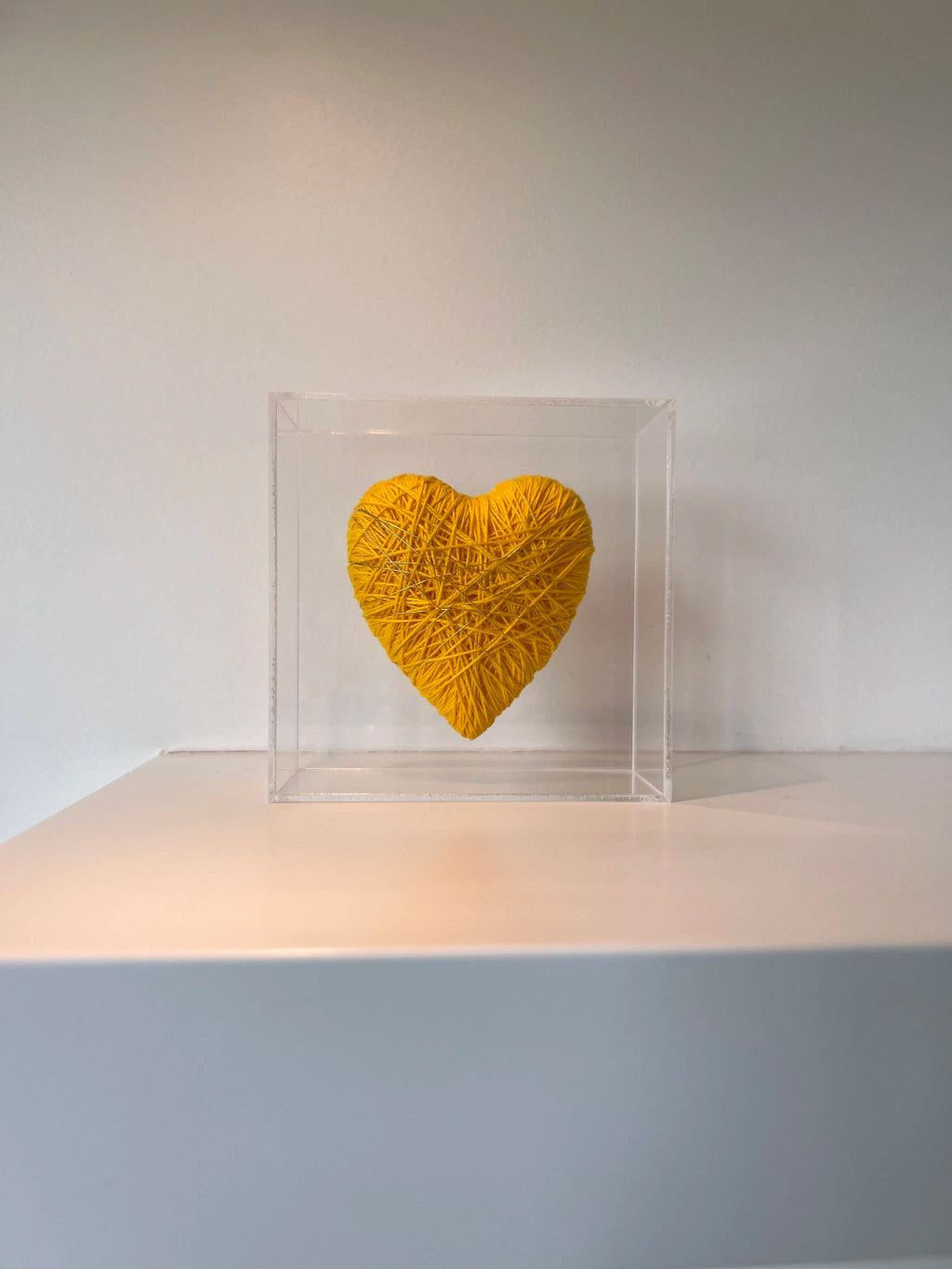 Caixa Acrílico Coração Fios de Cobre Amarelo -  P