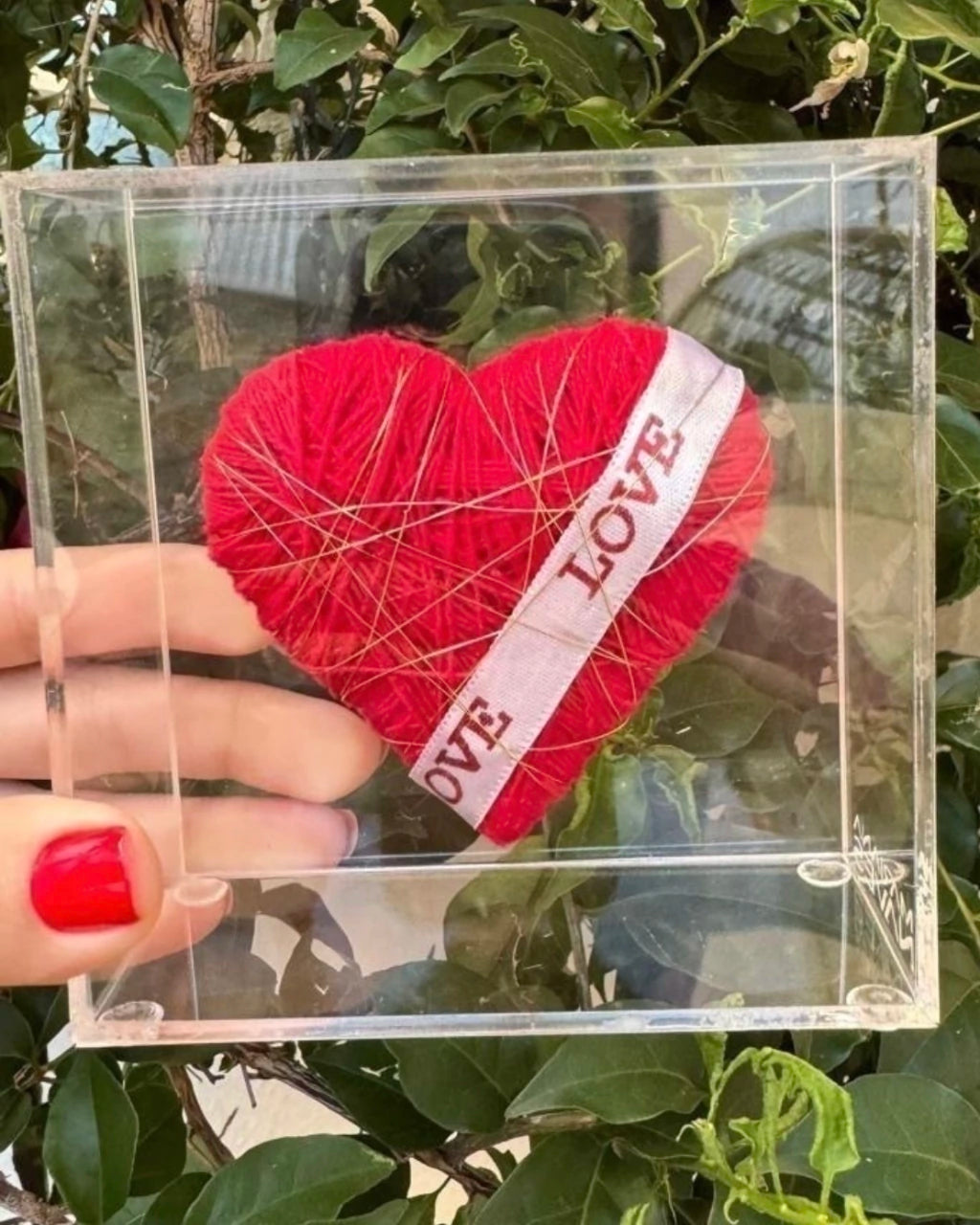 Caixa Acrílico Coração Fios de Cobre Vermelho -  LOVE - P