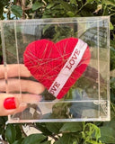 Caixa Acrílico Coração Fios de Cobre Vermelho -  LOVE - P