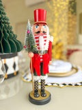 Quebra-nozes de Natal Sentinela II em madeira com casaco felpudo, chapéu alto e base com glitter dourado
