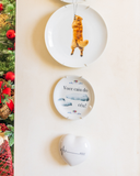 Detalhe do prato decorativo em porcelana com golden retriever em composição de parede com outras peças
