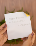 Pergaminho Personalizado em Cerâmica - "Seja Forte e Corajoso" - 14x14 cm