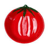 Prato fundo de cerâmica Tomate em vermelho brilhante com folhas verdes em relevo, vista de cima sobre fundo branco.