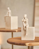 Escultura Menina Pensativa em Polirresina