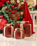 Caixas decorativas de Natal Trio Trama Vermelha, três caixas em formato de presente com trama vazada vermelha brilhante e laço com textura de juta enfeitado com azevinho.