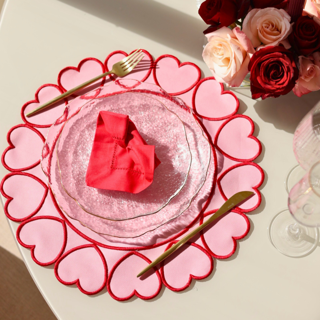 Jogo americano rosa com corações vermelhos bordados