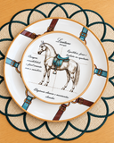 Prato de sobremesa de cerâmica Haras branco com ilustração de cavalo Mangalarga Marchador e frases manuscritas.