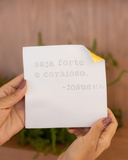 Pergaminho Personalizado em Cerâmica - "Seja Forte e Corajoso" - 14x14 cm