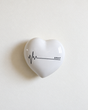Coração decorativo de parede Compasso do Amor em porcelana branca com linha de batimento cardíaco e a palavra Amor