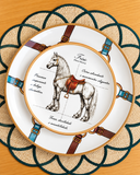 Conjunto de pratos de sobremesa de cerâmica da linha Coup Haras, com ilustração de cavalo de sela verde.