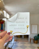 Pergaminho Personalizado em Cerâmica - "Amor é quando o acaso vira destino"