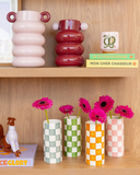 Vaso Decorativo Loop Bordô com Esferas Rosas – 29 cm