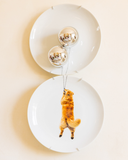 Prato decorativo de parede Golden nas Alturas em porcelana, 2 peças, com golden retriever preso a balões prateados em relevo
