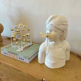Escultura Menina Busto Branco Libélula