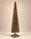 Árvore de Natal decorativa Brilho Champanhe M de 40 cm, em formato de cone esguio coberto de fios metalizados champanhe, com base quadrada, sobre fundo bege claro.