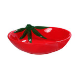 Prato fundo de cerâmica Tomate em vermelho com cabinho e folhas verdes em relevo na borda, vista lateral sobre fundo branco.