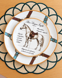 Prato de sobremesa coup Haras em cerâmica com ilustração equestre e filete laranja na borda.
