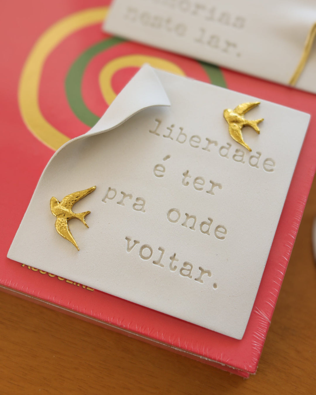 Pergaminho Personalizado em Cerâmica - "Liberdade é ter para onde Voltar"
