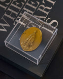 Caixa Acrílico Medalha Dourada Nossa Senhora de Fátima - 13x13cm