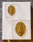 Caixa Acrílico Medalha Dourada Nossa Senhora de Fátima - 13x13cm