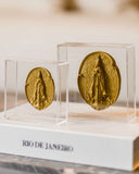 Caixa Acrílico Medalha Dourada Nossa Senhora de Fátima - 13x13cm