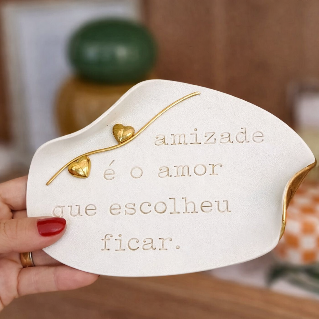 Peça Personalizada em Cerâmica - "Amizade é o Amor Que Escolheu Ficar" - 17x12cm