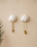 Escultura Decorativa Nuvem com Menino no Balanço – Off White e Dourado – 24 cm