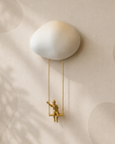 Escultura Decorativa Nuvem com Menino no Balanço – Off White e Dourado – 24 cm