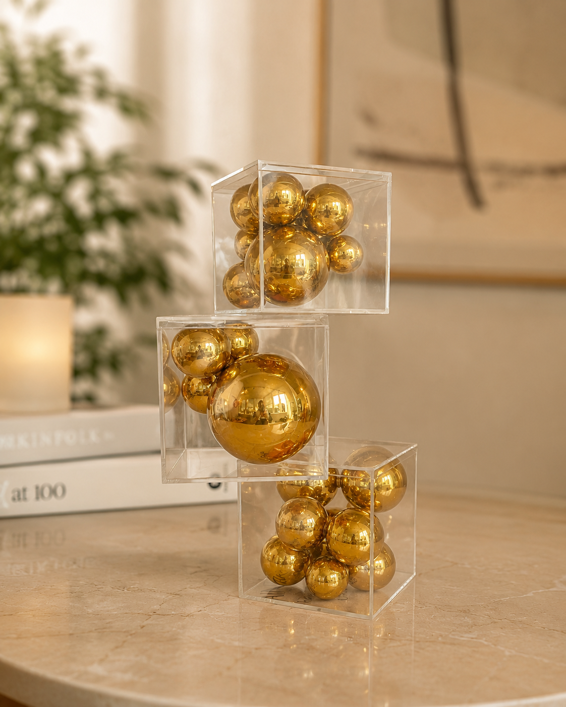 Escultura Decorativa Orbit Dourada em Metal e Acrílico – 26 cm
