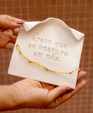 Pergaminho Personalizado em Cerâmica - "Afeto que se Costura em Nós" - 14x14 cm