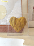Quadro em Acrílico Coração de Tricot Dourado - 13 cm