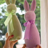 Coelho Decorativo Flocado com Laço - Lilás