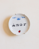 Prato decorativo Pequeno Amor em porcelana de 10cm com joaninha vermelha e ornamento floral azul
