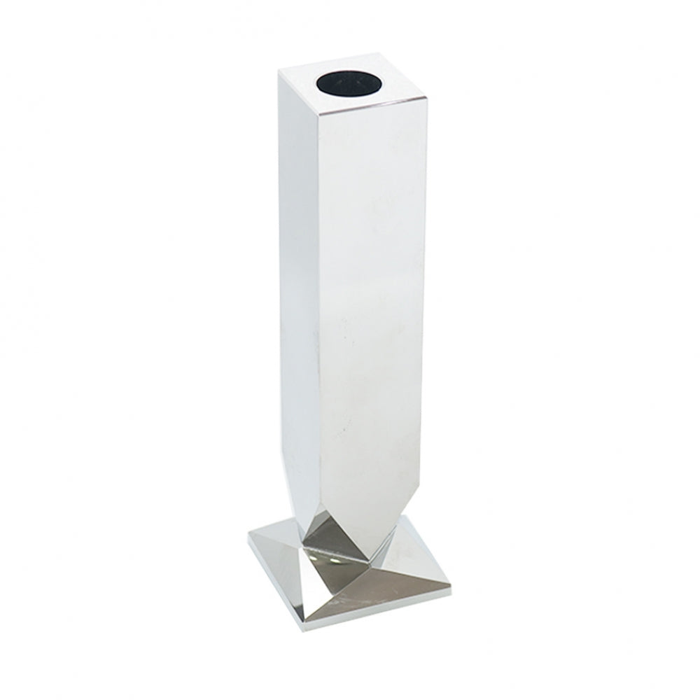 Castiçal em Cristal Prata. Peça moderna e versátil, ideal para compor sua decoração.  Tamanho: 6 x 6 x 19,5 cm
